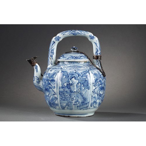 Chinese Blue and White ewer for wine Kraakporselein